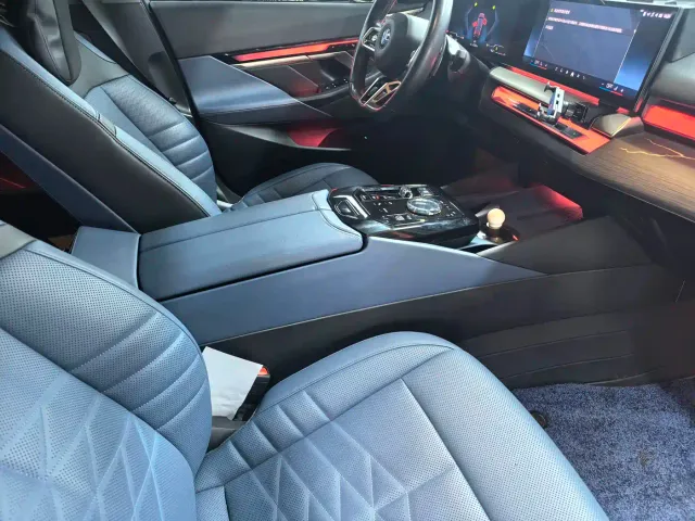 BMW 5 Series — Фото автомобиля 10