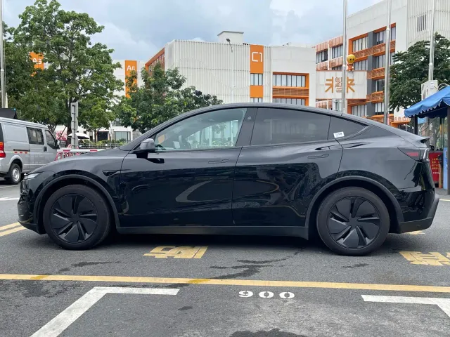 Tesla Model Y — Фото автомобиля 14
