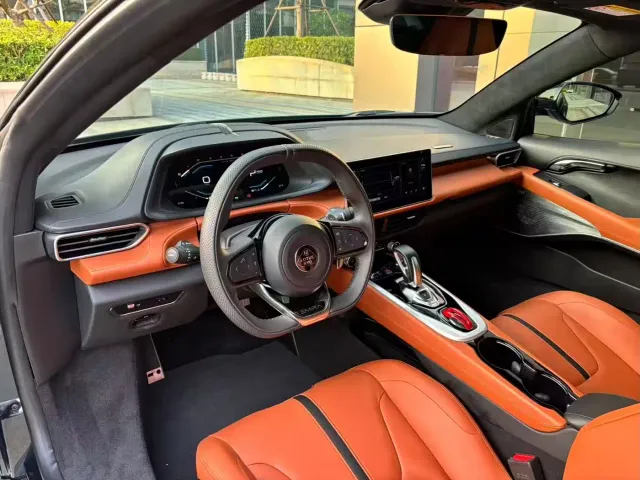 Lotus Emira — Фото автомобиля 7