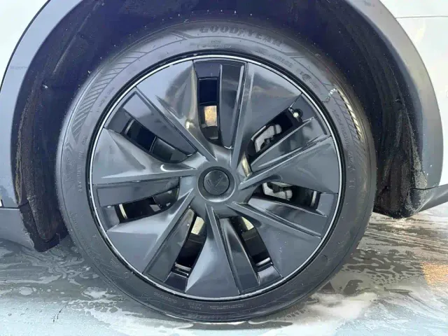 Tesla Model Y — Фото автомобиля 21