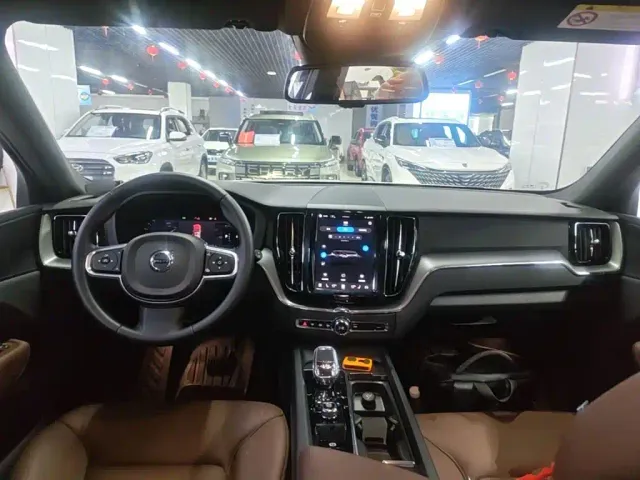 Volvo XC60 — Фото автомобиля 9