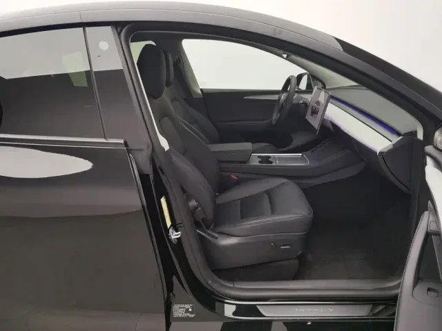 Tesla Model Y — Фото автомобиля 23