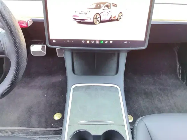 Tesla Model 3 — Фото автомобиля 16