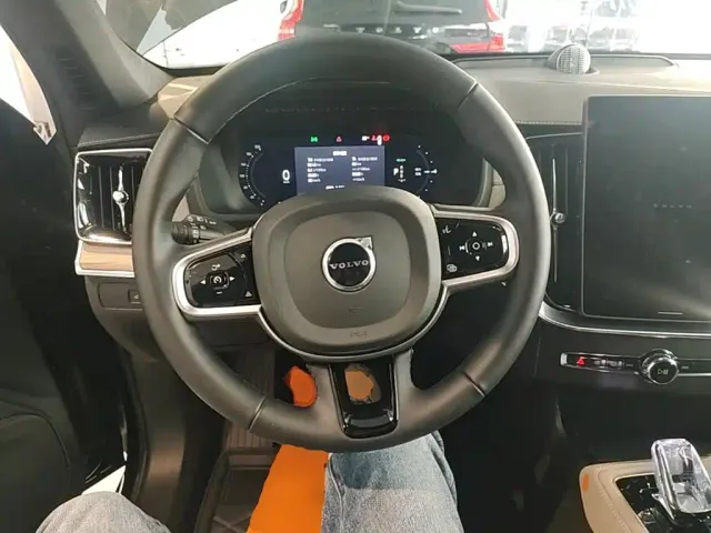 Volvo XC90 — Фото автомобиля 10