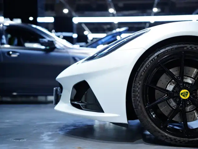 Lotus Emira — Фото автомобиля 4