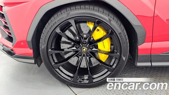 Lamborghini Urus — Фото автомобиля 5