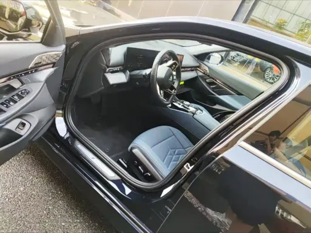 BMW 5 Series — Фото автомобиля 6