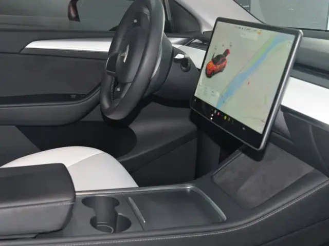 Tesla Model Y — Фото автомобиля 15