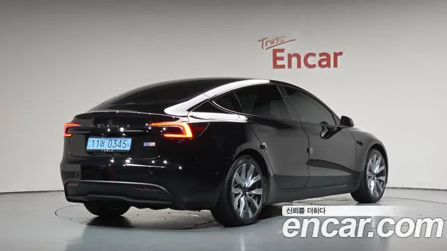 Tesla Model 3 — Фото автомобиля 2