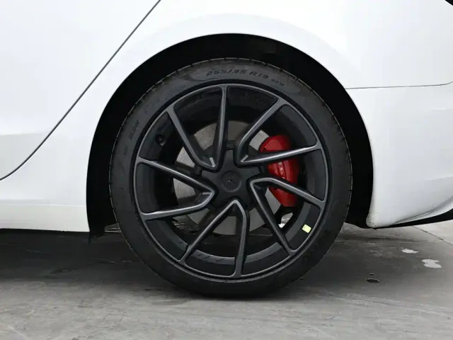 Tesla Model 3 — Фото автомобиля 9