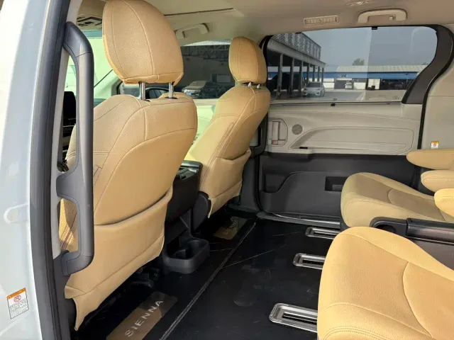 Toyota Sienna — Фото автомобиля 12