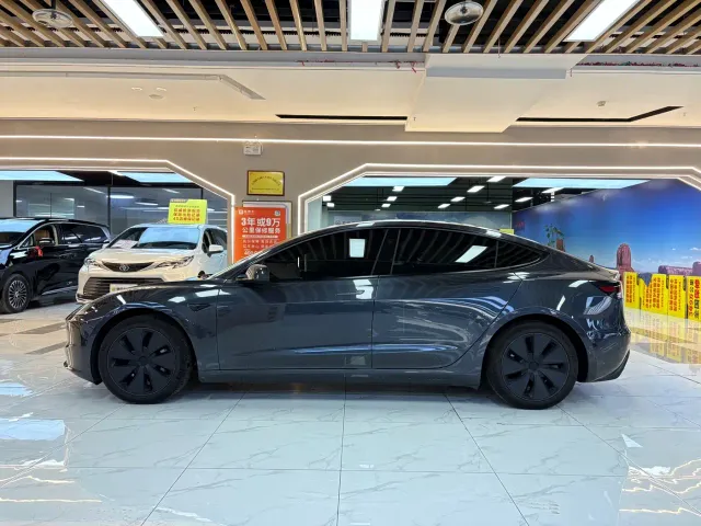 Tesla Model 3 — Фото автомобиля 2