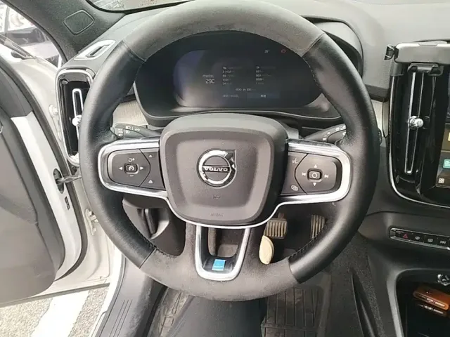 Volvo XC40 — Фото автомобиля 10