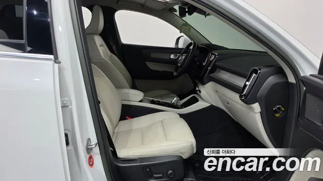 Volvo XC40 — Фото автомобиля 16