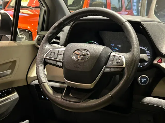 Toyota Sienna — Фото автомобиля 21