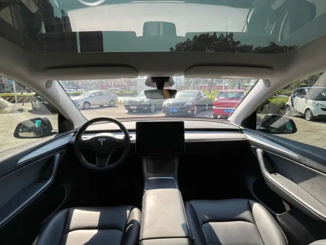 Tesla Model Y — Фото автомобиля 17