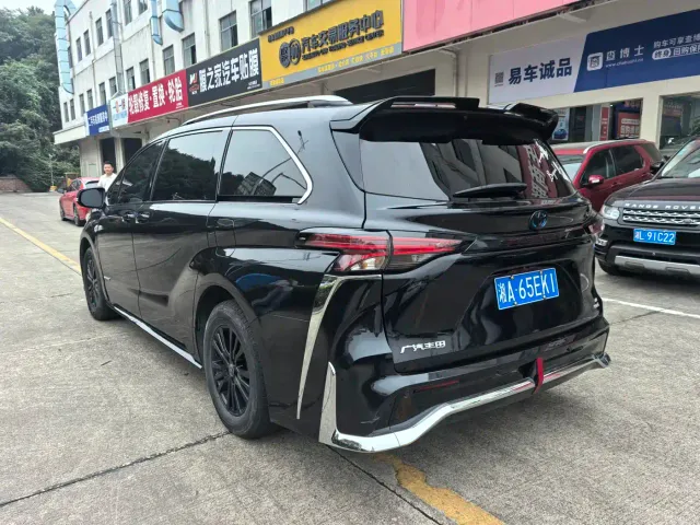 Toyota Sienna — Фото автомобиля 3