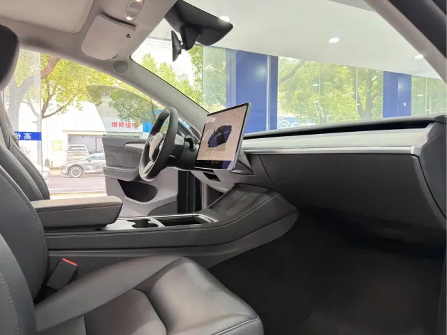 Tesla Model Y — Фото автомобиля 12