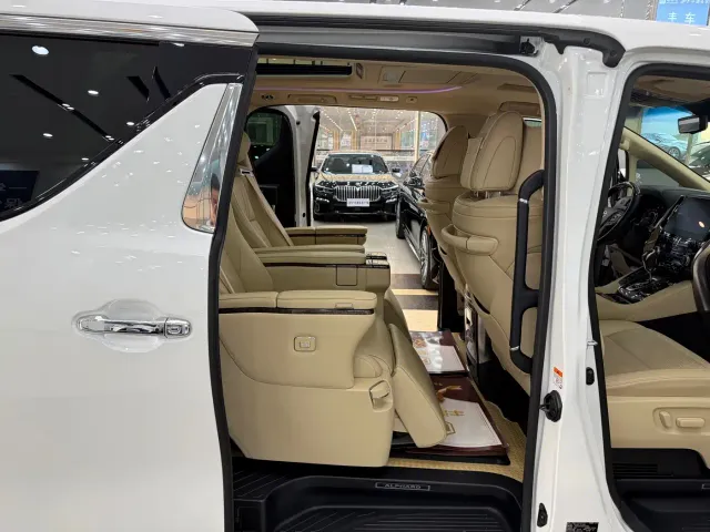 Toyota Alphard — Фото автомобиля 9