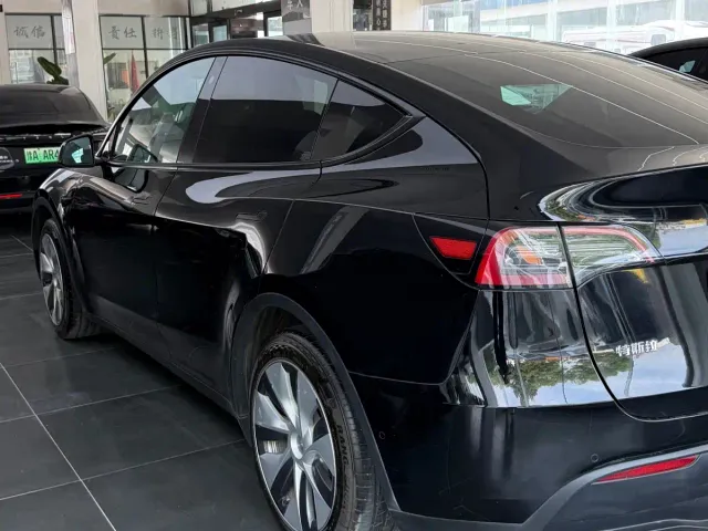 Tesla Model Y — Фото автомобиля 4
