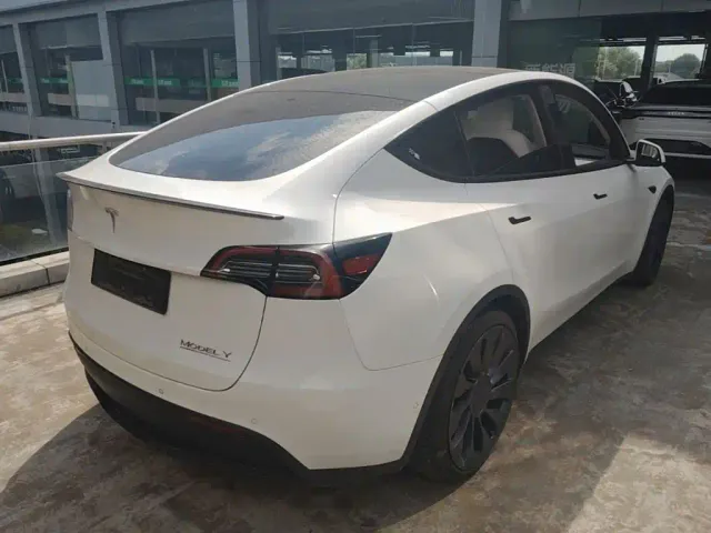 Tesla Model Y — Фото автомобиля 6