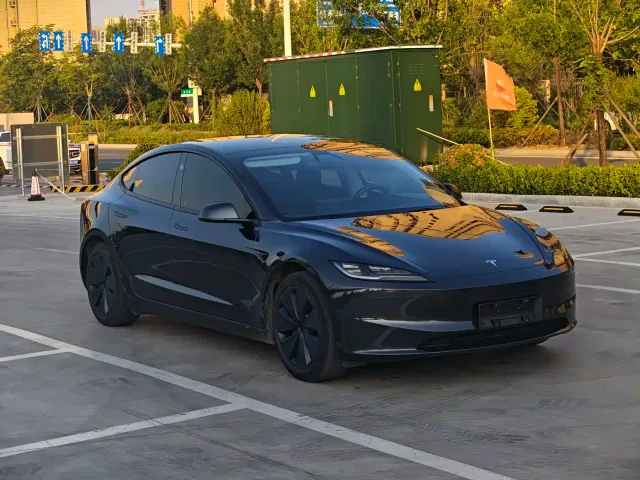 Tesla Model 3 — Фото автомобиля 3
