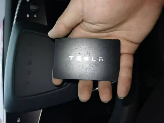 Tesla Model 3 — Фото автомобиля 8