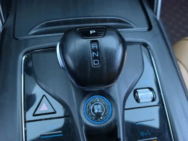 BYD Tang — Фото автомобиля 16