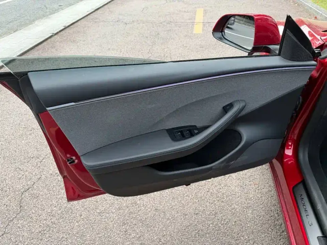 Tesla Model 3 — Фото автомобиля 6