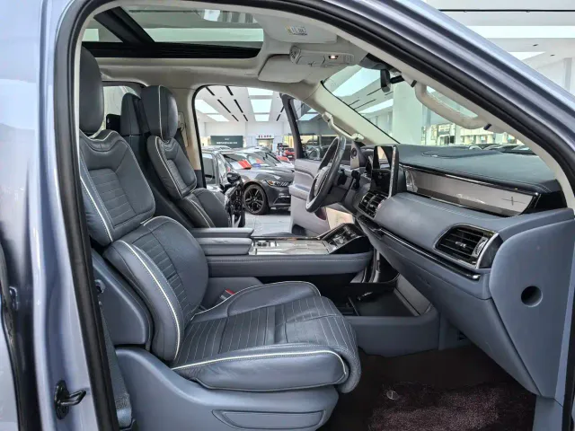 Lincoln Navigator — Фото автомобиля 12