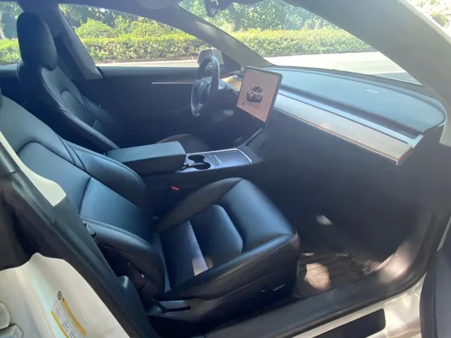 Tesla Model 3 — Фото автомобиля 9