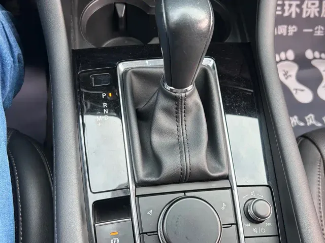 Mazda Axela — Фото автомобиля 12