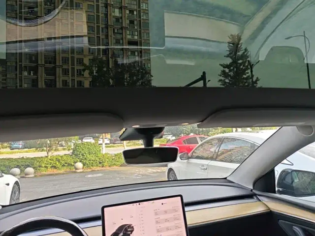 Tesla Model Y — Фото автомобиля 17