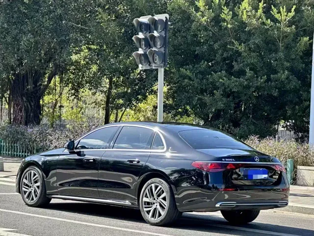 Mercedes-Benz E-Class — Фото автомобиля 4