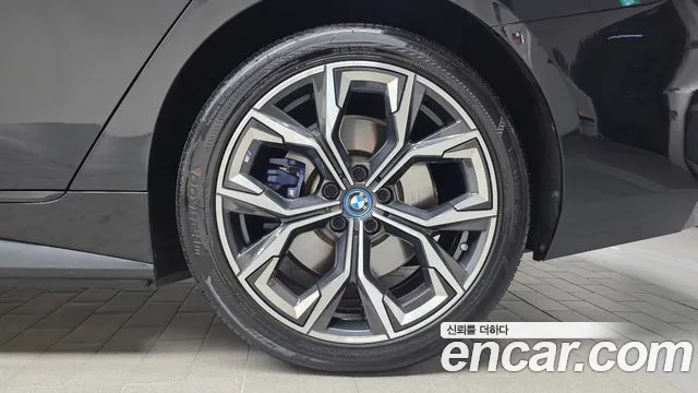 BMW i4 — Фото автомобиля 20
