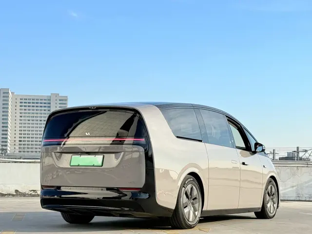 Li Auto MEGA — Фото автомобиля 12