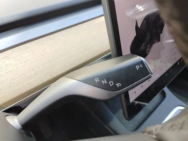 Tesla Model Y — Фото автомобиля 10