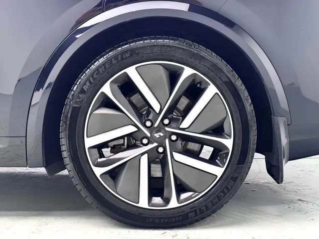 Li Auto L8 — Фото автомобиля 9