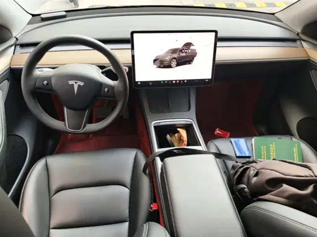 Tesla Model Y — Фото автомобиля 13