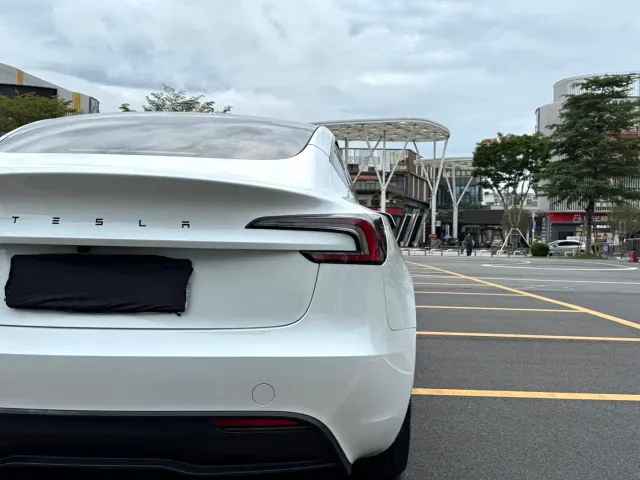 Tesla Model 3 — Фото автомобиля 8