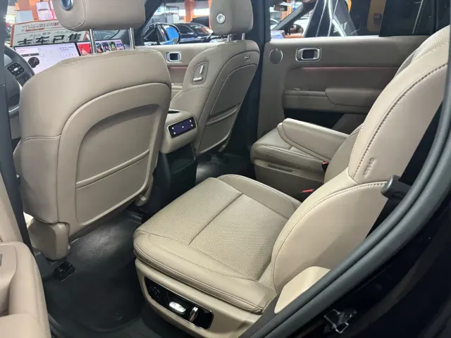 Li Auto L8 — Фото автомобиля 4