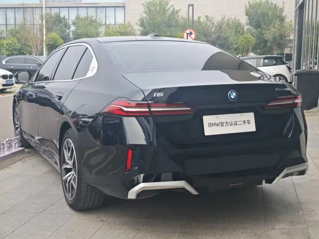 BMW i5 — Фото автомобиля 11
