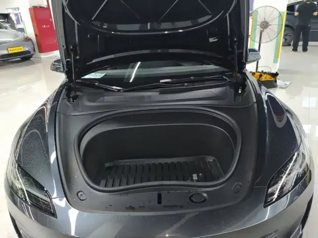 Tesla Model 3 — Фото автомобиля 15