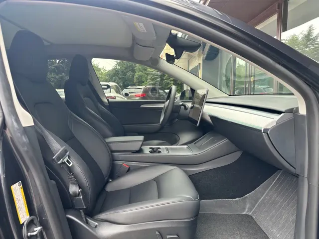Tesla Model Y — Фото автомобиля 13