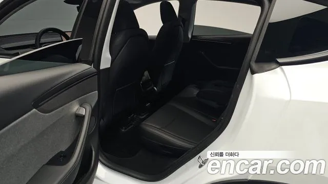 Tesla Model Y — Фото автомобиля 23