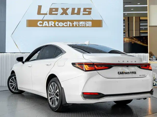 Lexus ES — Фото автомобиля 6