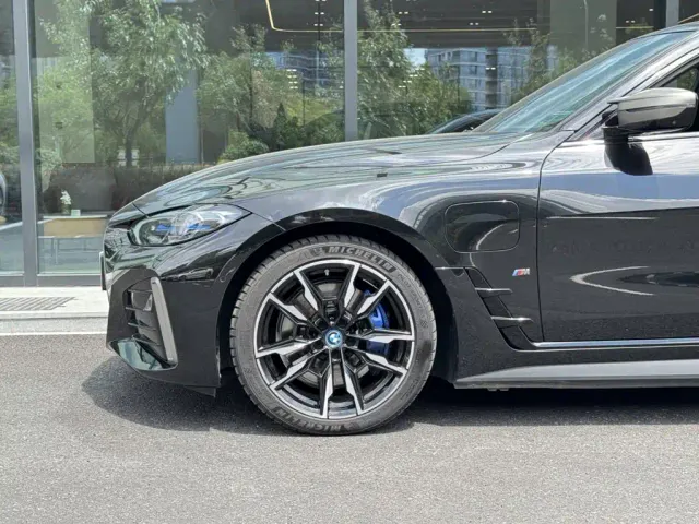 BMW i4 — Фото автомобиля 5