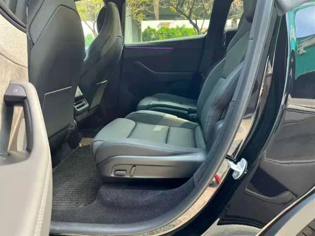 Tesla Model Y L — Фото автомобиля 5