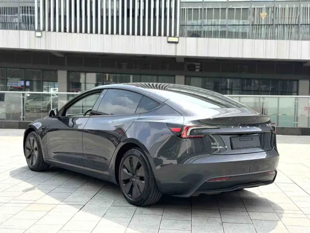 Tesla Model 3 — Фото автомобиля 9
