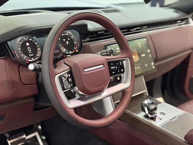 Land Rover Range Rover 2025 3.0 L6 400PS Genesis Extended Wheelbase — Фото автомобиля 6